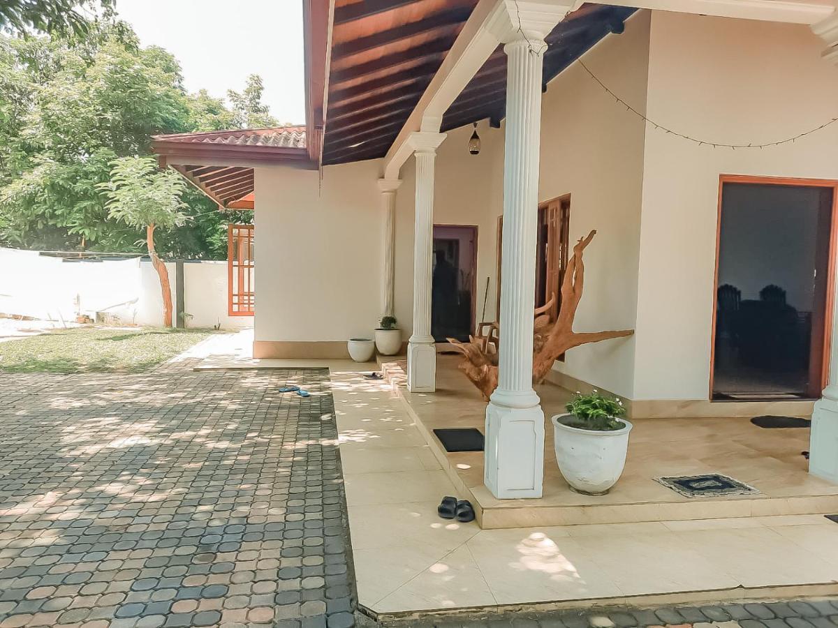 Hotel White House Ratnapura Exterior photo