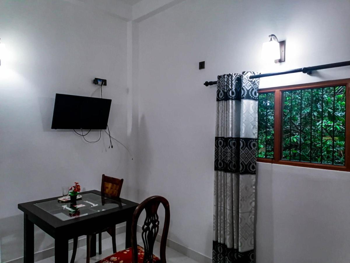 Hotel White House Ratnapura Exterior photo